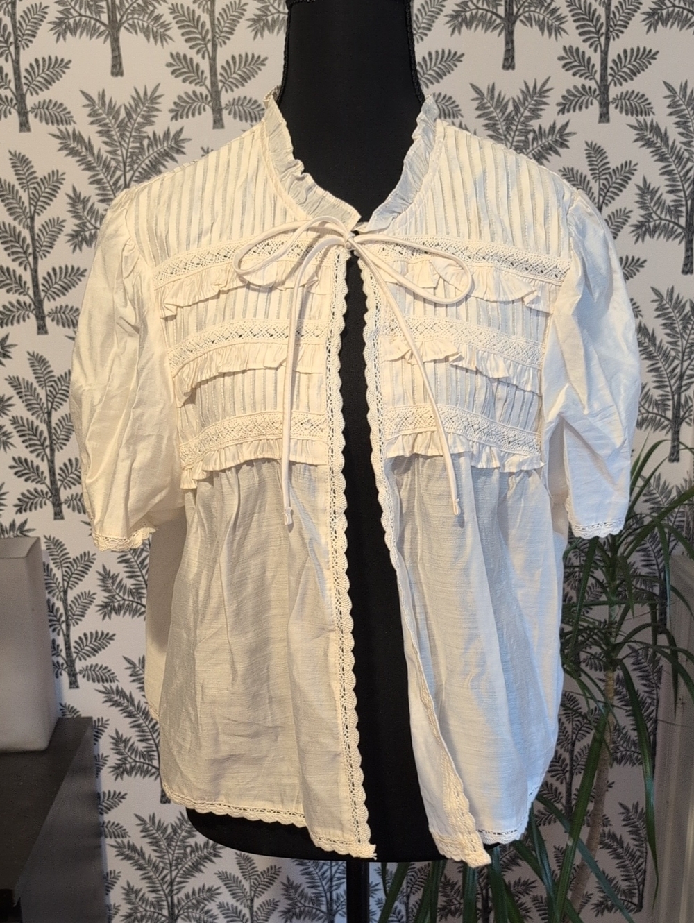 Scoop Women's Cream Lace-Trim Tie Front Top NWT